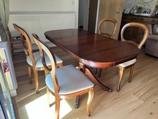 Strongbow Furniture traditional mahogany dining table with four chairs.