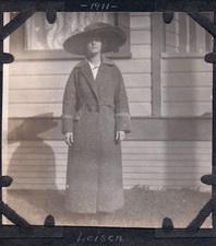 VINTAGE PHOTOGRAPH GIRLS