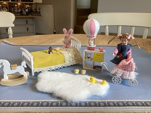 Dolls house scale - dolls,