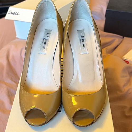 Bennett beige patent - l.k.,