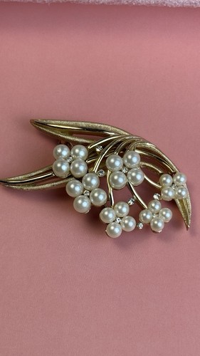 Vintage crown trifari brooch - trifari,