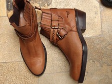 Mans Short Cowboy Boots in Tan Leather.Elastic Inserts /Double Straps. Size 44.
