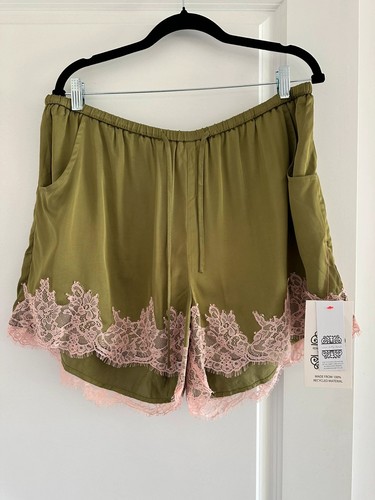 Never fully dressed khaki - fully, pink