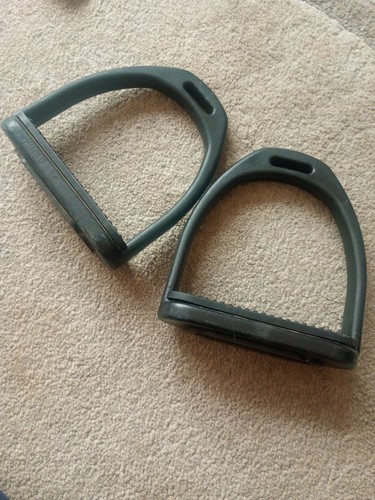 Black plastic horse - 4.75",