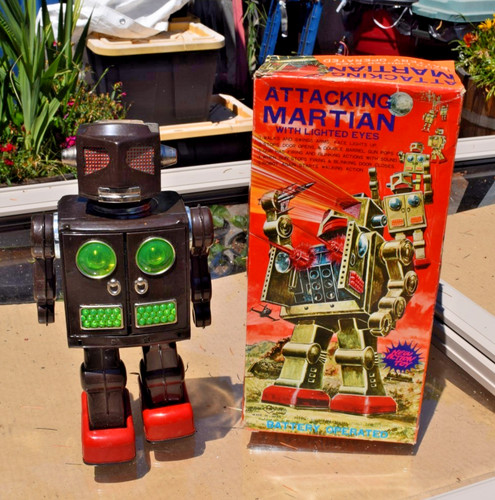 Vntg attacking martian robot - ,