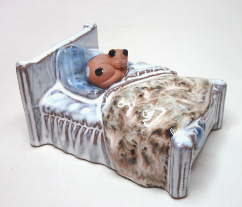 Cat sleeping bed figurine - on,