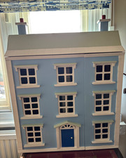 Lovely 4 storey wooden dolls house freshly decorated inside and out 73x56x20cm