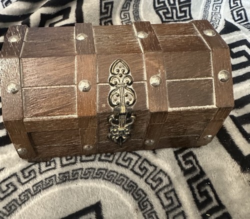Vtg wooden treasure - vtg, chest
