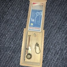 Sailors Keychain, Hands On