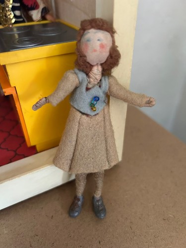 Vintage dolls house - dolls, grecon