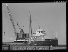Photo:Loading scrap iron on