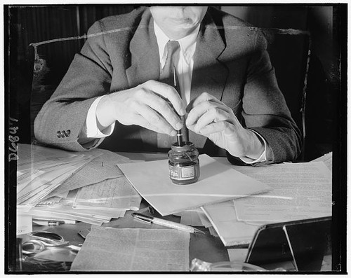 Photo taft sen - hands, writing