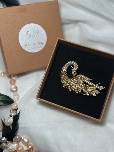 Vintage gold tone swan - gold,