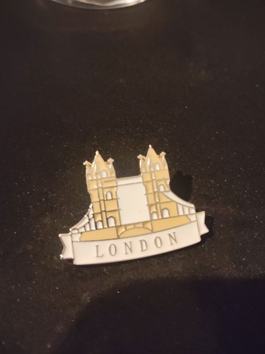 Burberry pin badge london - pin,