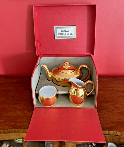 Stunning royal worcester gold - stunning,