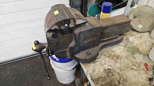 Record bench vice - no., 25