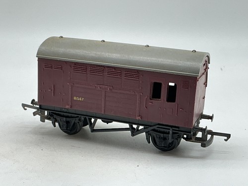 B5422 tri ang - maroon, horse