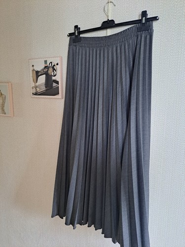 Zara grey pleated skirt size - zara,
