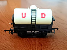 TRIANG OO GAUGE R15 UNITED DAIRIES MILK WAGON / TANKER