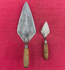 2 VINTAGE WHS BRICKLAYERS TROWELS LAYING / POINTING BUILDER OLD VINTAGE TOOLS