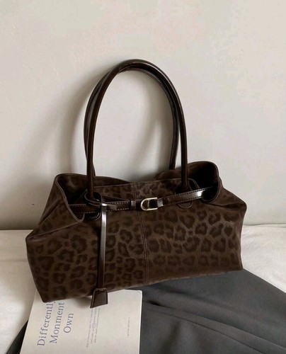 Leopard pattern woman shoulder - pattern,