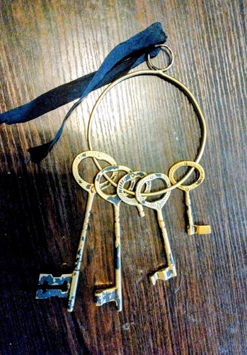 Large brass coloured jailer - brass,