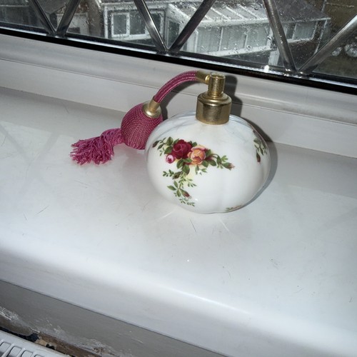 Old country roses royal albert - roses,