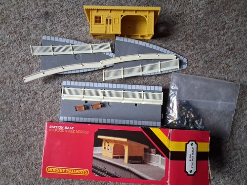 Hornby r590 station halt model - r590,