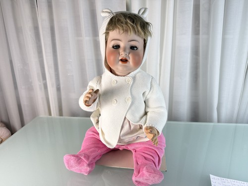 Artist doll collector - collector,