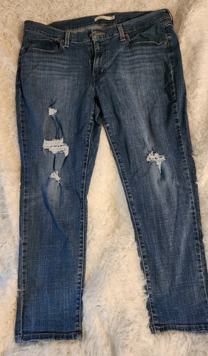 Levis distressed boyfriend