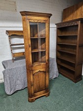 ANTIQUE/REPRODUCTION TUDOR OAK SLIM GLAZED CORNER CABINET/SOLID OAK DISPLAY UNIT
