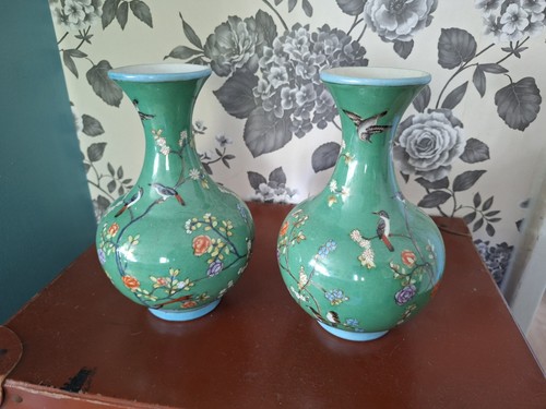 Pair elegant vases in - of, a
