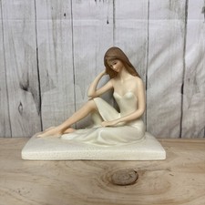 FIGURINE SEATED LADY THE