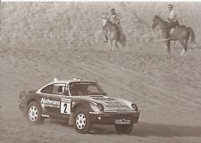 PORSCHE 959 OF HAJRI / SPILLER ROTHMANS PHAROAHS RALLY 1985 B/W PHOTOGRAPH