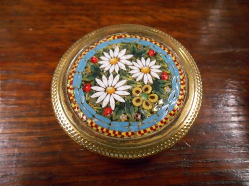 Pretty vintage diameter - pretty, 2"