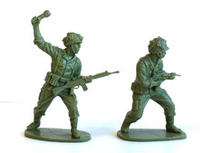 2 x AIRFIX. 1970's MODERN GERMAN ARMY INFANTRY SOLDIERS. 1/32 with ERROR FIGURE