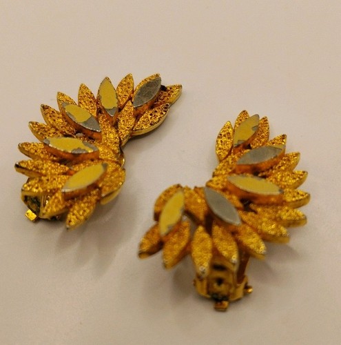 Vintage goldtone sphinx clip - goldtone,