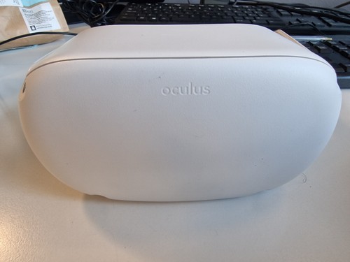 Oculus quest headset - 2,