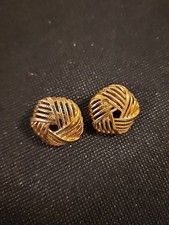 Avon Rib Layered Button Clip