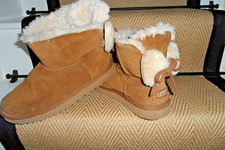 BEAUTIFUL DESIGNER UGG BOOTS SIZE 6 ( 39 ) GOOD USED CONDITION