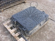 1no  CAST IRON MANHOLE COVER & FRAME APPROX 900 X 600 X 100 deep D400 40 TON