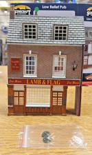 BACHMANN SCENECRAFT 44-232 OO GAUGE LOW RELIEF PUB – LAMB & FLAG - BOXED