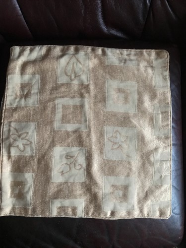 Gold coloured patterned - coloured,