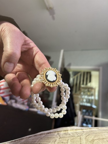 Faux pearl and cameo bracelet - and,