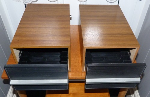 Locking vhs cassette - locking, holder