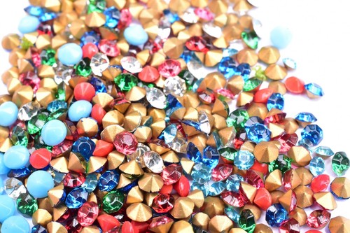 Pointed back round crystals - pointed,