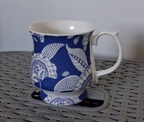 Queen bone china antique - china,