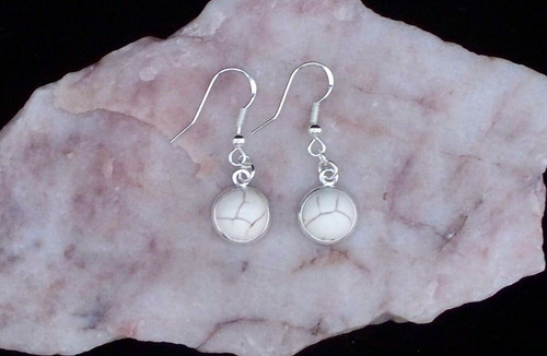 White howlite cabochon - white,