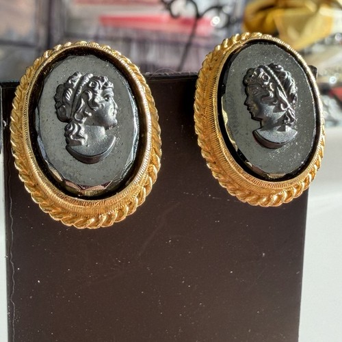 Vintage black glass cameo - black,