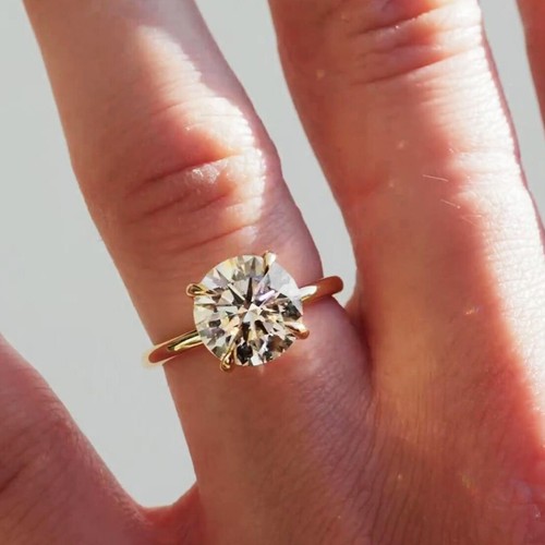Huge round cut diamond - huge,